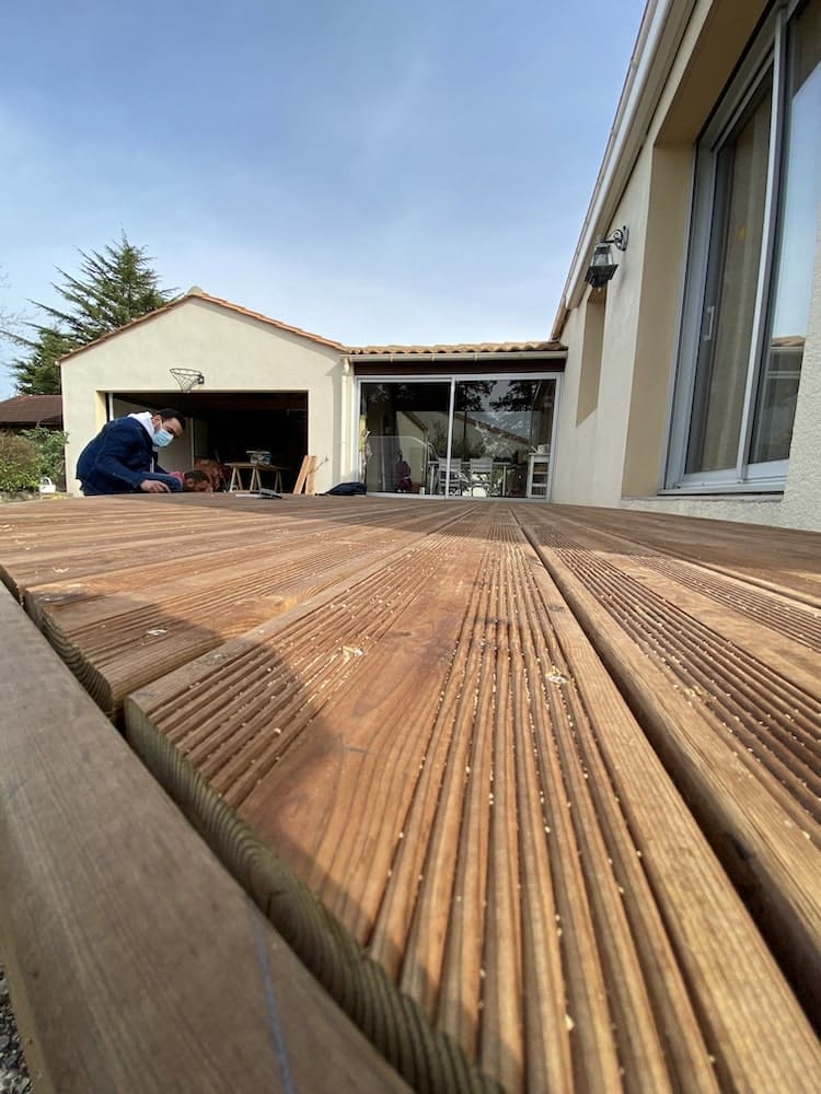 Quelques astuces pour éviter que votre terrasse bois glisse - Petite Maison  Bois