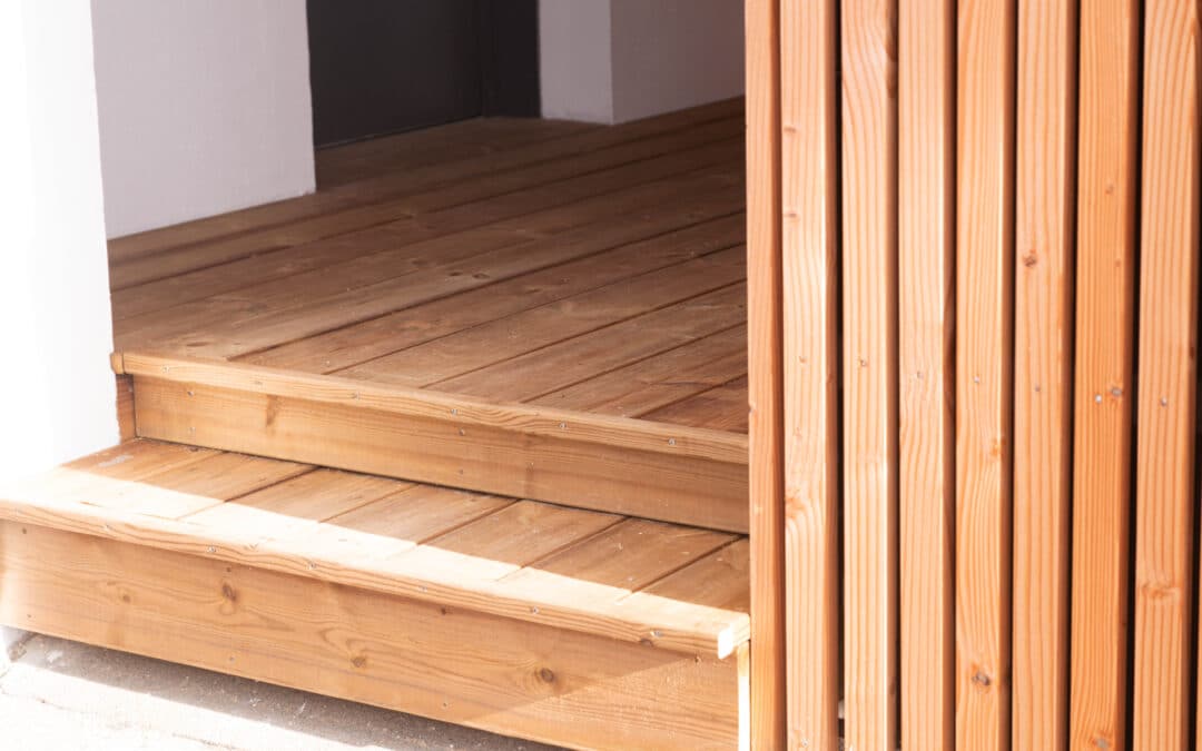 Réalisation d’une entrée avec terrasse en bois et marche 🌳