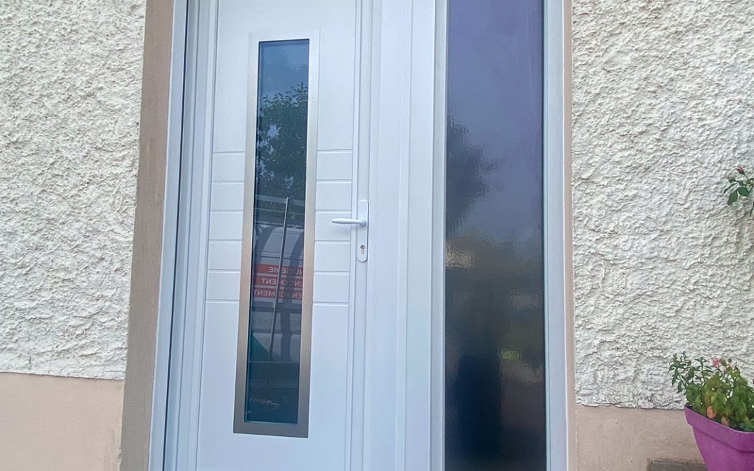 Installation d&rsquo;une porte d&rsquo;entrée et d&rsquo;un vitrage fixe en PVC à Gorges