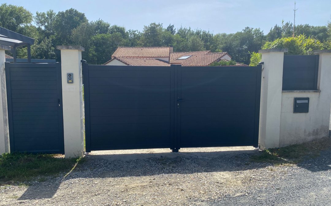 Installation d&rsquo;un portail battant et d&rsquo;un portillon en aluminium à Mouzillon