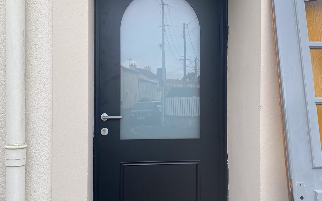 Dépose totale d&rsquo;une porte d&rsquo;entrée mixte en bois / alu à Bouguenais