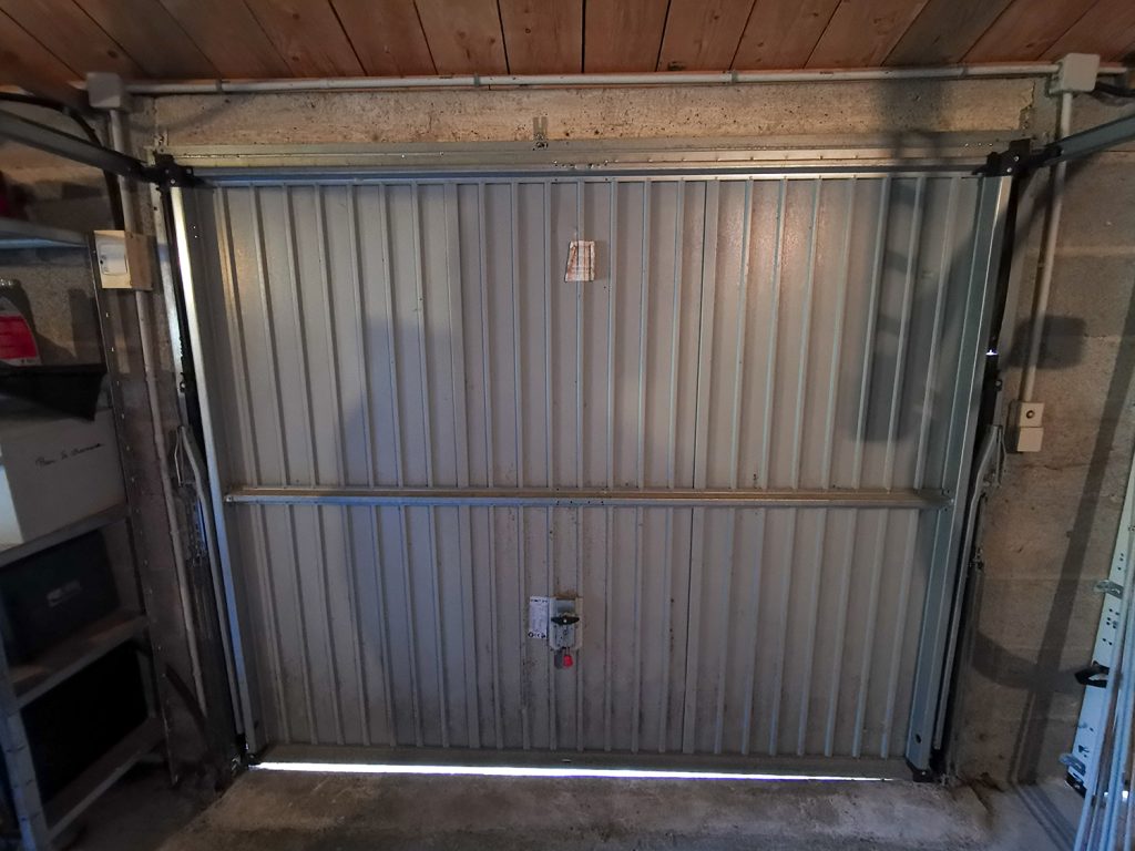 Ancienne porte de garage basculante vue de l'intérieur - Nant'Artisans
