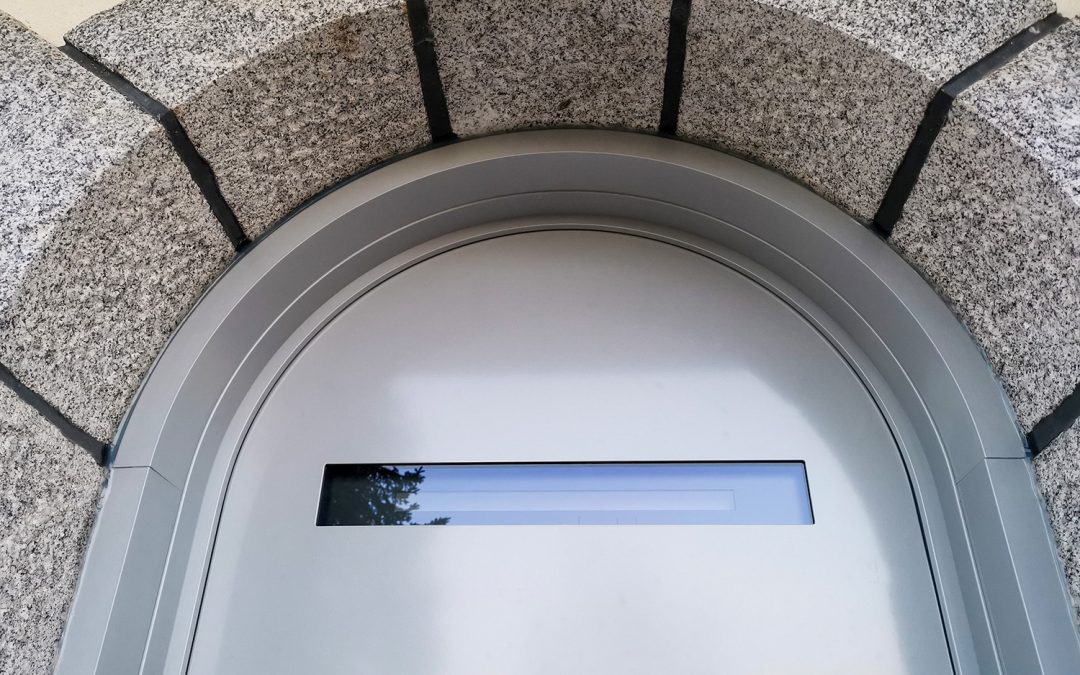 Rénovation d&rsquo;une porte d&rsquo;entrée cintrée à Rezé