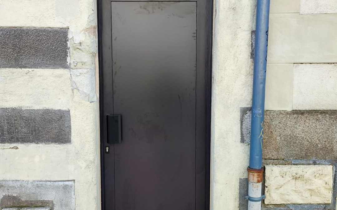 Remplacement d&rsquo;une porte d&rsquo;entrée blindée pour un immeuble à Saint-Herblain